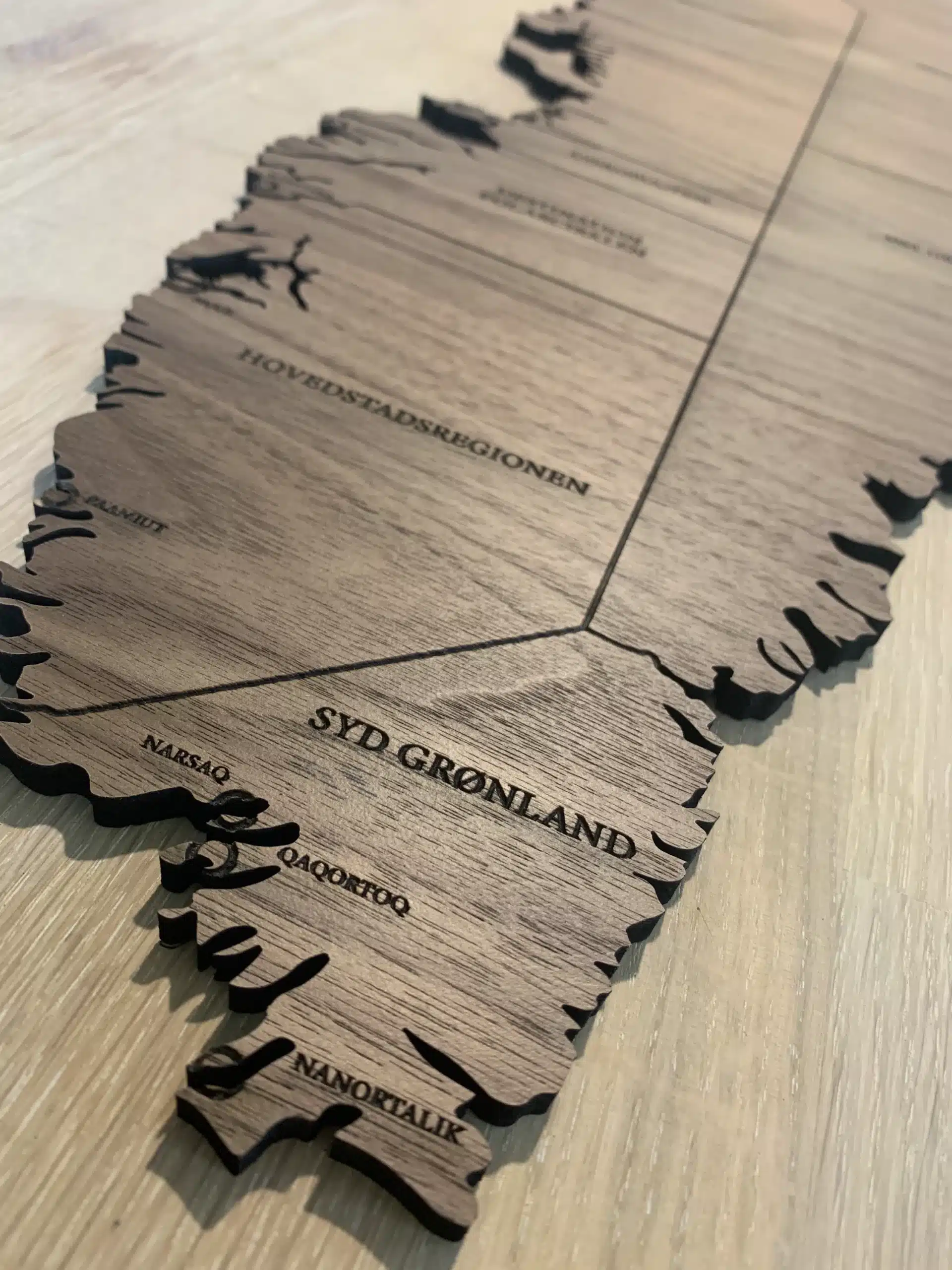 Large grønlandskort i træ amerikansk valnød med bynavne vægdekoration boligindretning